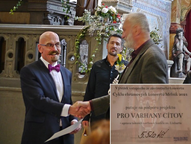 Místostarosta Mělníka Mgr. Milan Schweigstill předává symbolický šek.